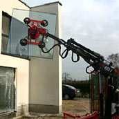 Durch unseren Glaskran können wir Großglasscheiben problemlos einsetzen